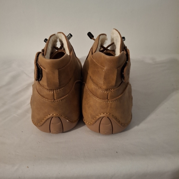 Tan Fur-lined Men's Sneakers with Sleek Silhouette - Picture 6 of 6